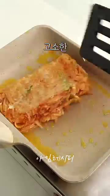 모짜렐라 치즈를 올리고 반으로 접어 앞뒤로 노릇하게 익혀주면 매콤… — 느끼한 감자전에 이거 한스푼 넣어보세요!