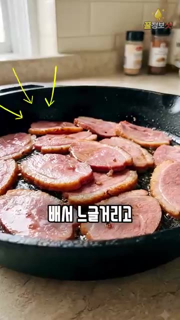 훈제오리를 넣고 딱 1분만 데친 뒤 체에 밭쳐 물기를 꼼꼼히 닦아… — 훈제오리 팬에 그냥 굽지 마세요 🦆 줄 서는 오리집 사장님은 꼭 이렇게 합니다