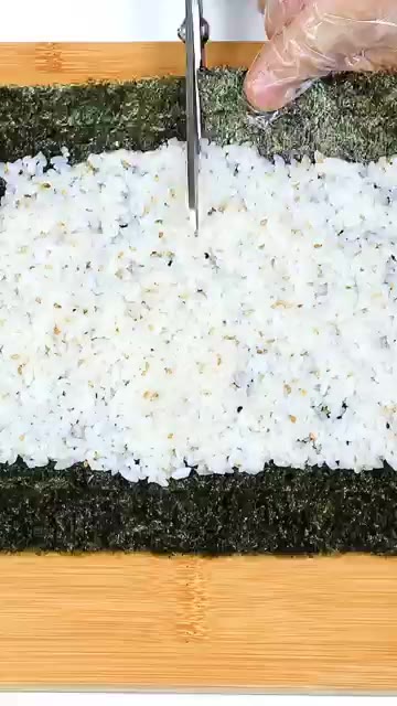김 위에 밥을 얇게 펼쳐 올리고, 가위로 4등분하여 김밥 4개를 만… — 배불리 먹어도 뱃살 걱정 없는 맛보장 김밥!