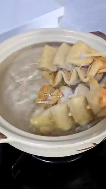 멸치맛 스프와 소스를 넣고 잘 풀어준다. — 간단하고 맛있는 꼬치어묵탕 레시피