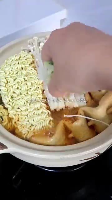 느타리버섯과 대파를 넣는다. — 간단하고 맛있는 꼬치어묵탕 레시피