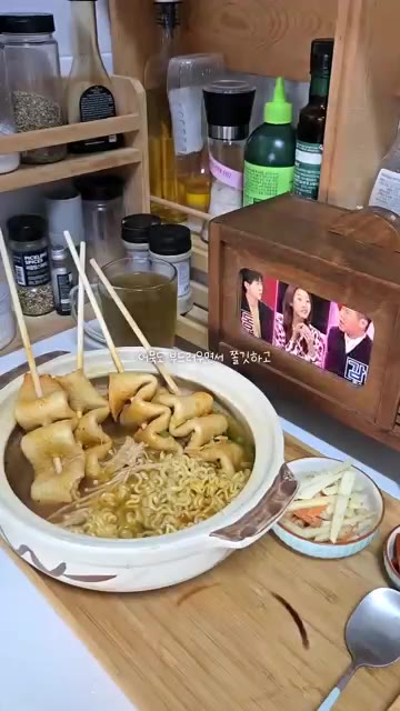 완성된 꼬치어묵탕을 그릇에 담아 맛있게 먹는다. — 간단하고 맛있는 꼬치어묵탕 레시피