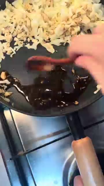 양배추를 넣고 숨이 죽을 때까지 볶는다. — 맛있는 식단 볶음밥 레시피