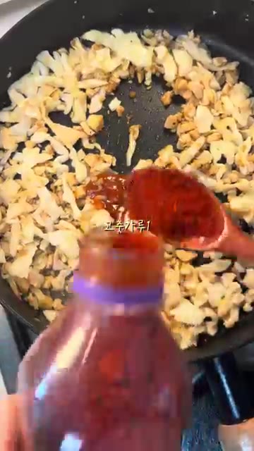 밥과 설탕 소스를 넣고 고루 섞어 볶는다. — 맛있는 식단 볶음밥 레시피