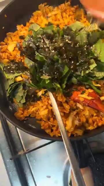 깻잎과 김가루를 넣고 섞는다. — 맛있는 식단 볶음밥 레시피