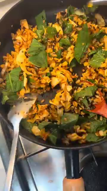 참기름을 두르고 볶는다. — 맛있는 식단 볶음밥 레시피
