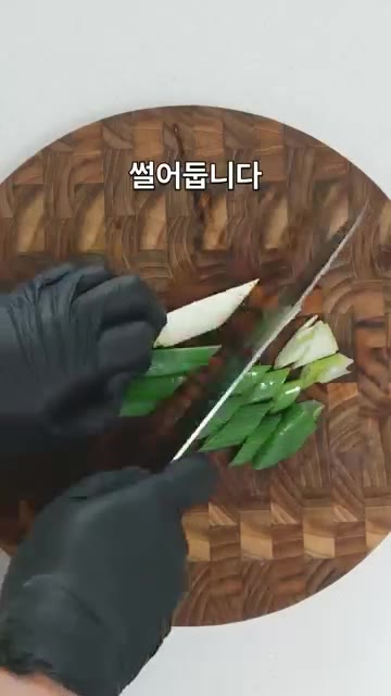 삼겹살은 먹기 좋게 썰고, 두부는 도톰하게 썰어줍니다. — 한 냄비에 넣고 푹 끓이세요 삼겹살 기름이 쏙 밴 김치찜