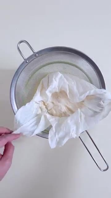 당근을 채 썰어 피클과 함께 버무린다. — 리코타치즈 단감 샐러드 레시피