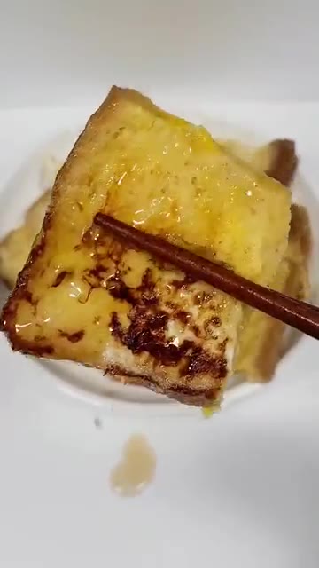접시에 프렌치 토스트를 담고 메이플 시럽을 뿌려준다. — 초간단 다이어트 프렌치 토스트 레시피