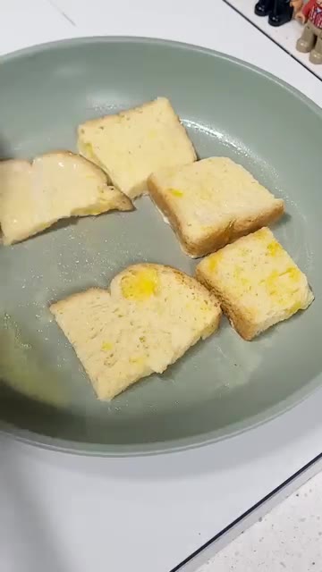 팬에 버터를 두르고 식빵 조각들을 앞뒤로 노릇하게 구워준다. — 초간단 다이어트 프렌치 토스트 레시피