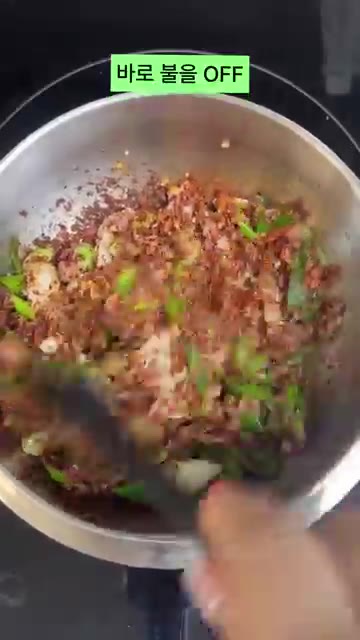 다진 마늘 1큰술, 썰어둔 대파와 청양고추, 설탕 0.5큰술을 넣고… — 류수영 스팸 순두부찌개 15분 레시피