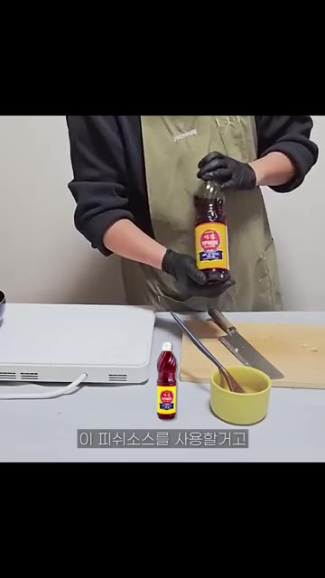 팬에 기름을 두르고 계란을 깨뜨려 넣고 약불로 익힌다. — 베트남식 에그인헬 쭝찡느억맘