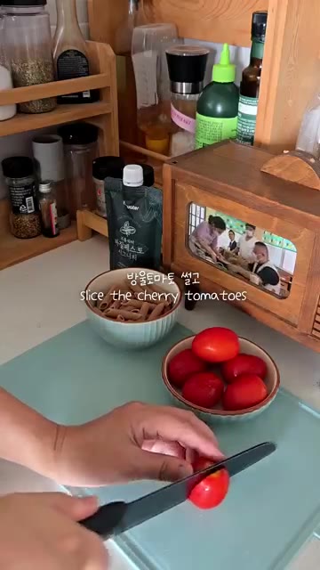 방울토마토를 반으로 썰어줍니다. — 바질페스토 냉파스타와 샌드위치