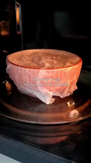 펜네 파스타에 물을 붓고 전자레인지에 7~10분간 돌립니다. — 바질페스토 냉파스타와 샌드위치