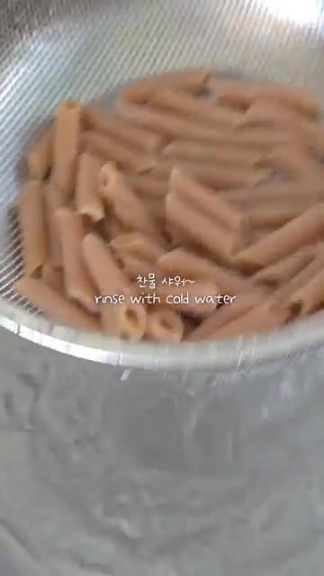 익힌 파스타를 찬물에 헹궈줍니다. — 바질페스토 냉파스타와 샌드위치