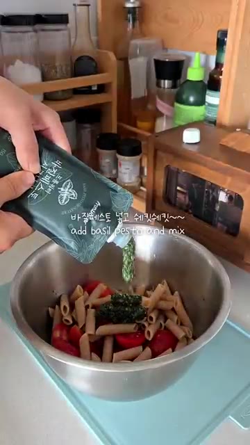 볼에 데운 야채, 썰어둔 토마토, 헹군 파스타를 모두 넣습니다. 바… — 바질페스토 냉파스타와 샌드위치