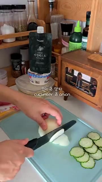 오이와 양파를 썰어줍니다. — 바질페스토 냉파스타와 샌드위치
