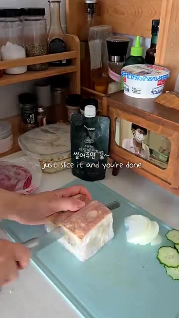 샌드위치를 반으로 잘라줍니다. — 바질페스토 냉파스타와 샌드위치