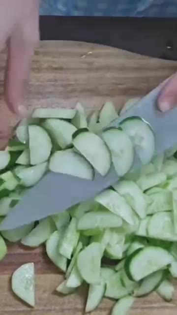 파를 송송 썰어 팬에 올리브유를 두르고 파기름을 낸다. — 2주 만에 3kg 감량! 토마토 오이 파프리카 볶음