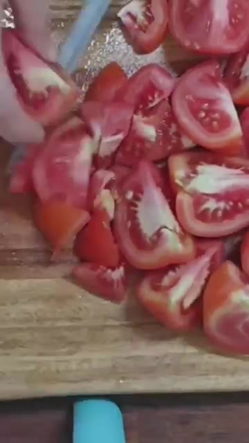 오이를 썰어 넣는다. — 2주 만에 3kg 감량! 토마토 오이 파프리카 볶음