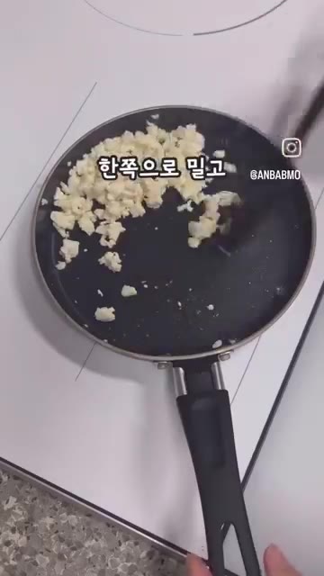 팬에 버터를 녹이고 두부를 넣어 으깨면서 볶는다. 두부를 한쪽으로… — 고단백 5분 레시피 두부달걀 스크램블