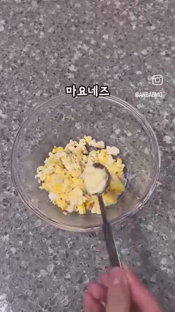스크램블한 계란과 두부를 함께 섞어 볶는다. — 고단백 5분 레시피 두부달걀 스크램블