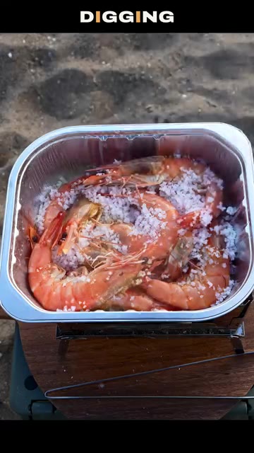 대하를 소금구이로 굽는다. 중간에 집게로 대하를 뒤적여 골고루 익힌다. — 대충 만든 대하구이 (캠핑 요리)