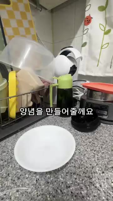 뚜껑을 닫고 전자레인지에 8분간 돌린다. — 초간단 10분 전자레인지 우삼겹 야채찜