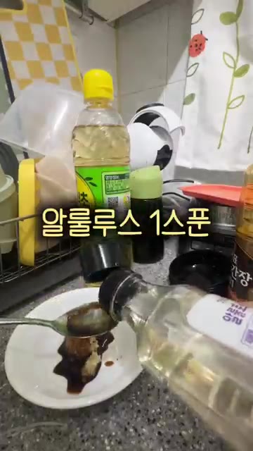 작은 볼에 다진 마늘 1/2스푼, 간장 2스푼, 알룰로스 1스푼,… — 초간단 10분 전자레인지 우삼겹 야채찜