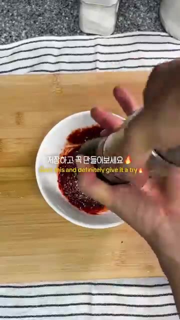 냄비에 물 500ml와 코인육수 2알을 넣고 끓인다. — 초간단 집스타일 떡볶이