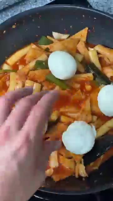 간이 부족하면 굴소스 반 스푼을 추가한다. — 초간단 집스타일 떡볶이