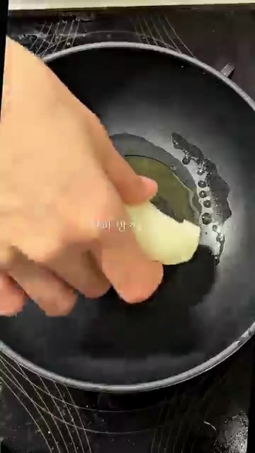 팬에 기름을 두르고 양파 반 개와 마늘 0.5큰술을 넣고 잘 볶아주세요. — 보배반점 뺨치는 크림 진짬뽕