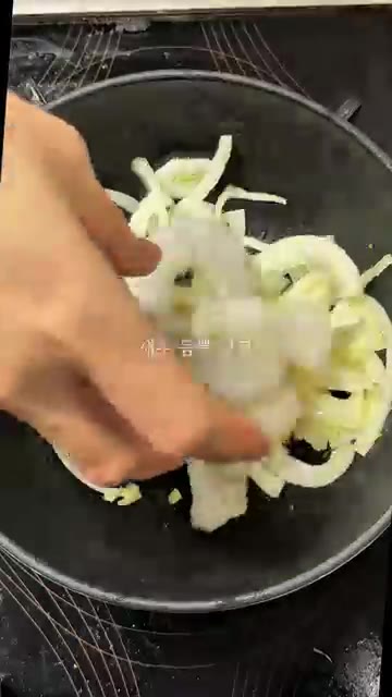 새우를 넣고 새우 색이 변할 때까지 볶아주세요. — 보배반점 뺨치는 크림 진짬뽕