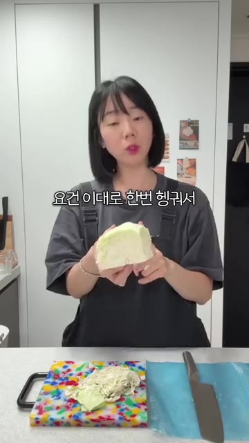 소분한 양배추는 물로 헹군 뒤 전자레인지 용기에 담아 7분간 돌려줍니다. — 강된장에 스팸 조합!? 밥도둑 양배추쌈 레시피