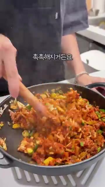 물 100ml와 두부 반 모를 넣고 으깨준 뒤, 멸치 가루육수 1개… — 강된장에 스팸 조합!? 밥도둑 양배추쌈 레시피