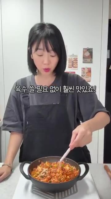 마지막으로 들기름을 살짝 두르고 통깨를 뿌려주면 완성입니다. — 강된장에 스팸 조합!? 밥도둑 양배추쌈 레시피