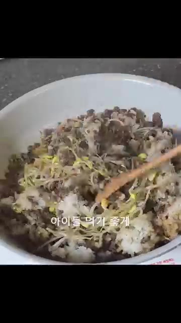 준비한 양념장을 붓고 골고루 비벼준 뒤, 가위로 잘라주면 아이들 먹… — 아이들 키 쑥쑥! 소고기 콩나물밥