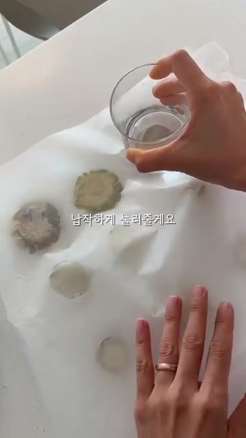고구마를 납작하게 눌러줍니다. — 바삭 쫀득 치즈 고구마칩 만들기