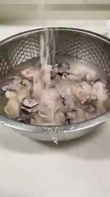 쌀을 씻어 불린 후 솥에 넣고 물을 부어 센 불에서 끓인다. — 워킹맘의 퇴근 후 10분 굴밥 레시피