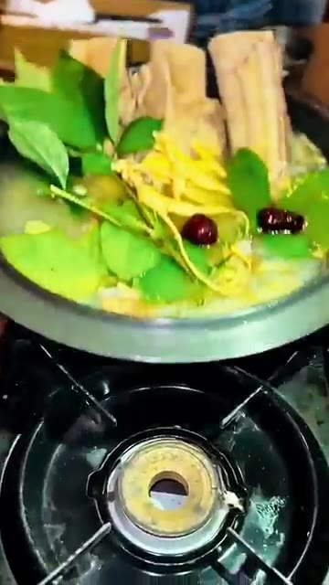갈비를 찬물에 담가 핏물을 제거합니다. — 산삼 갈비탕