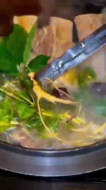끓어오르면 중약불로 줄여 1시간 이상 푹 끓여줍니다. — 산삼 갈비탕
