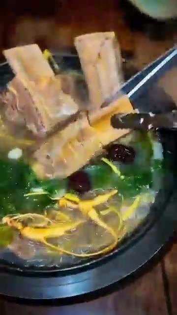 산삼을 깨끗이 씻어 준비합니다. — 산삼 갈비탕