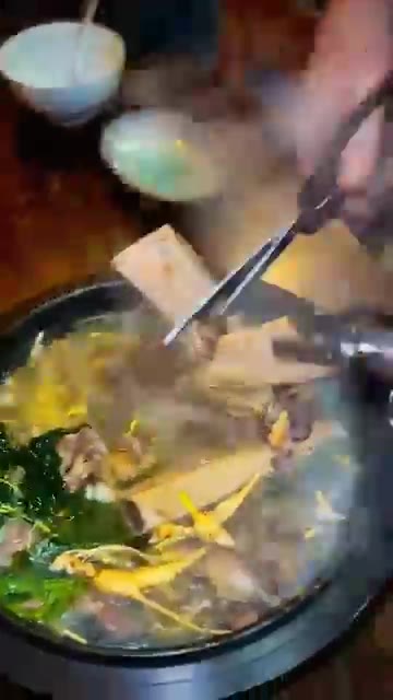 갈비탕을 그릇에 담고 산삼과 파를 올려 완성합니다. — 산삼 갈비탕