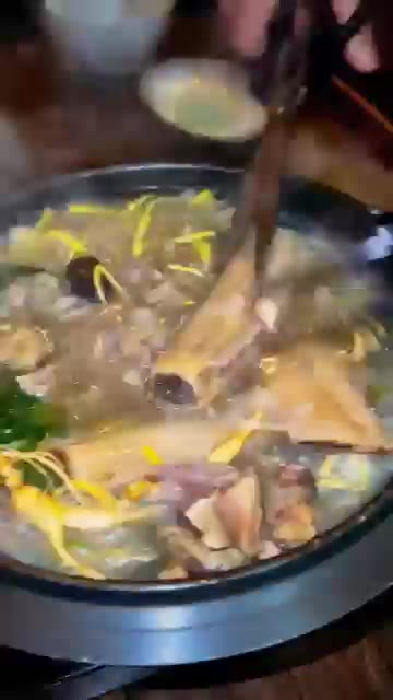 취향에 따라 소금, 후추를 곁들여 먹습니다. — 산삼 갈비탕