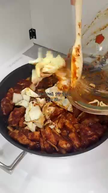 양념한 재료를 랩으로 덮어 1시간 동안 재워둔다. — 오삼불고기 레시피