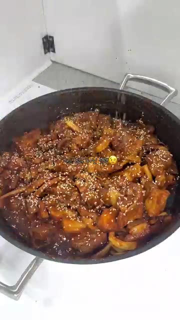 마지막으로 참기름과 깨를 뿌려 마무리한다. — 오삼불고기 레시피
