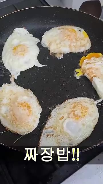돼지고기가 익으면 감자, 양파, 애호박을 넣고 함께 볶는다. — 짜장밥!!