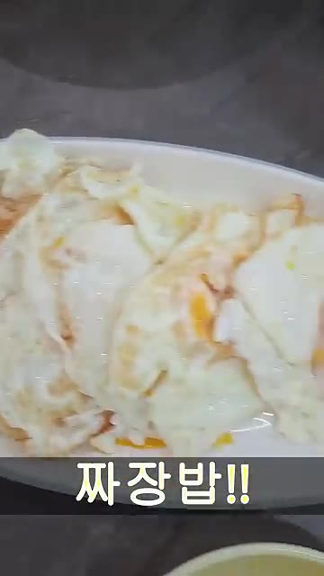 채소가 익으면 춘장 소스를 넣고 잘 섞어 졸인다. — 짜장밥!!