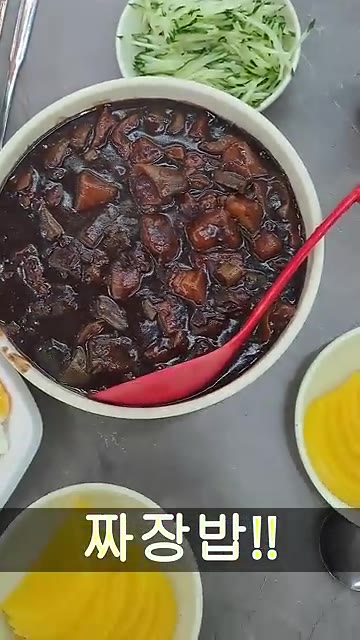 다른 팬에 계란 프라이를 한다. — 짜장밥!!