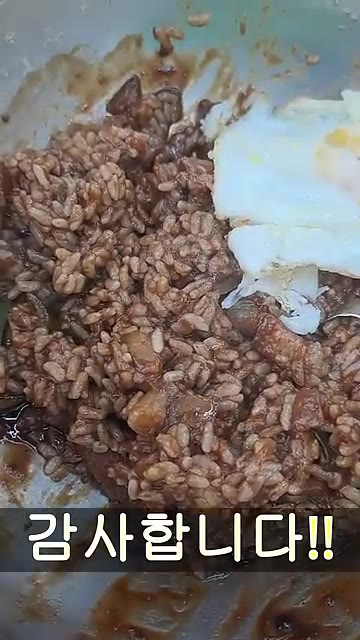 밥 위에 짜장 소스와 계란 프라이를 올려 완성한다. — 짜장밥!!